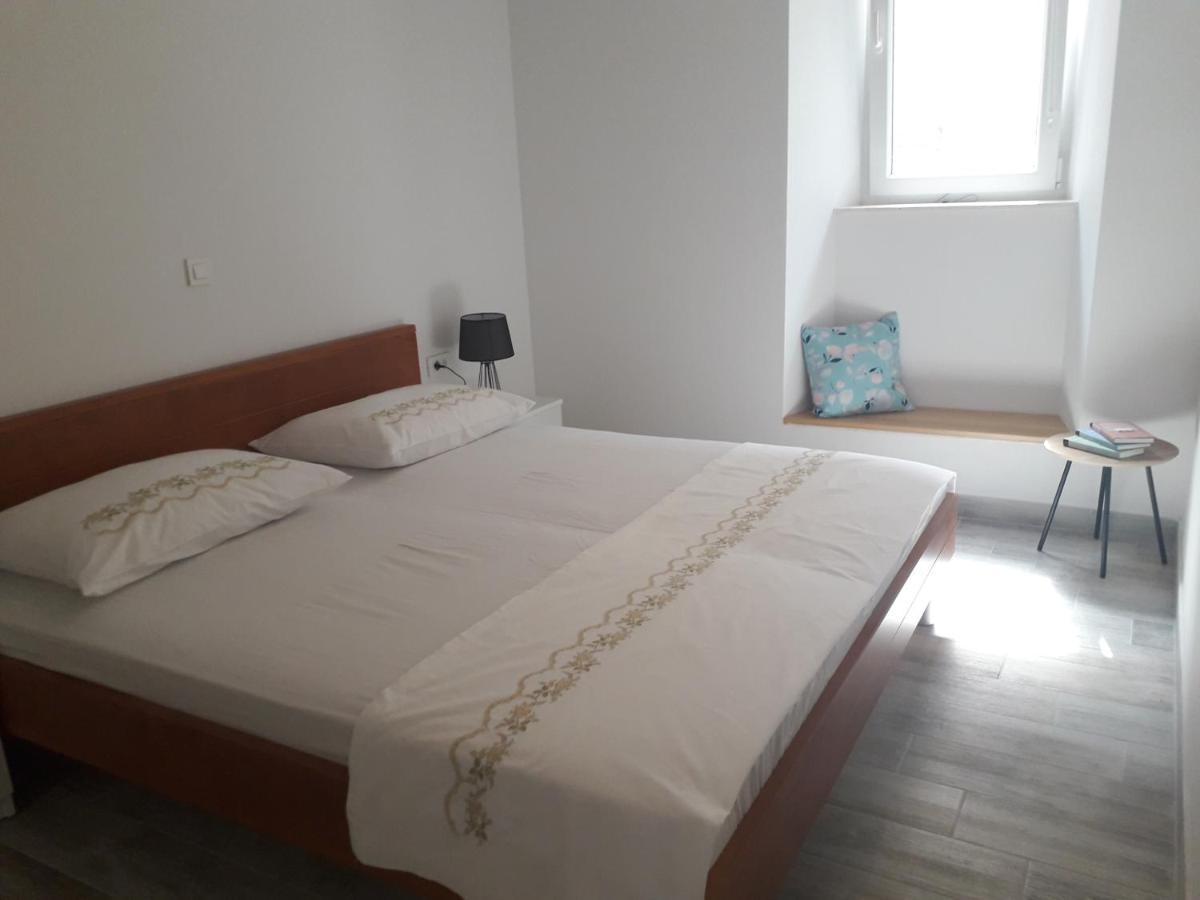 Apartments Bepi Komiza Exterior photo